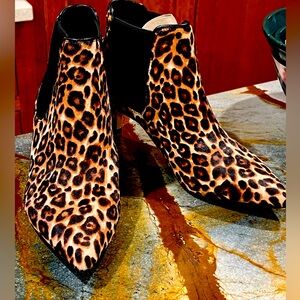 NWOT Clarks Laina 55 Leopard 🐆 Size 9 1/2 🖤 Kitten Heel Real Fur Boots Heels 🐆